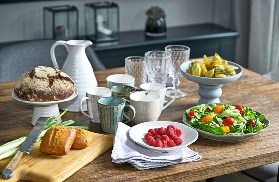 Boltze gedeckter Tisch Teller Becher Großhandel